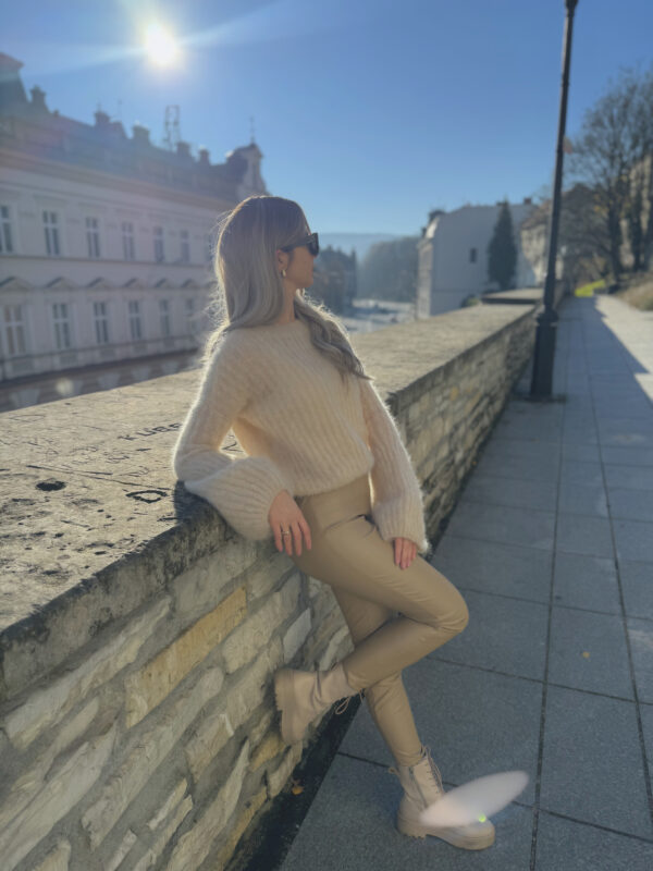 Sweter dzwonkowy typu dzwonek beżowy moherowy szerokie rękawy 81% moher S/M - obrazek 3